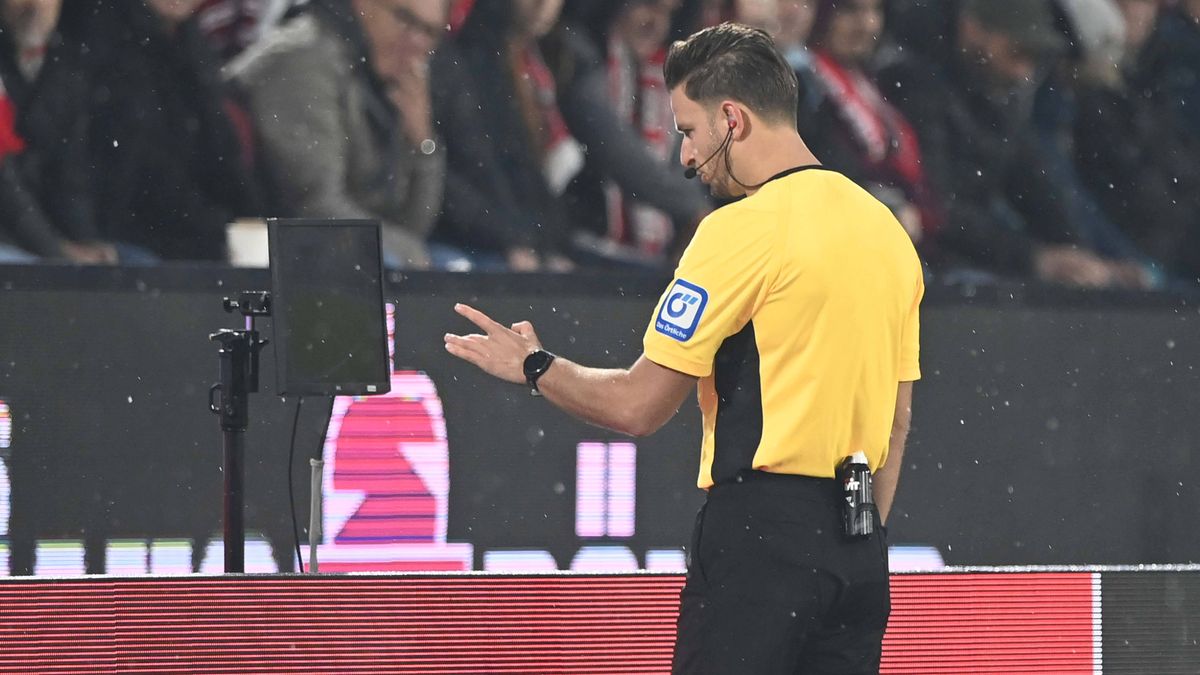 Schiedsrichter Daniel SCHLAGER schaut Videobeweis, Koelner Keller, VAR, Video Assistent Referee, Videoschiedsrichter, Fussball 1. Bundesliga, 9.Spieltag, matchday9, 1. FC Koeln (K) - Hamburger SV (...