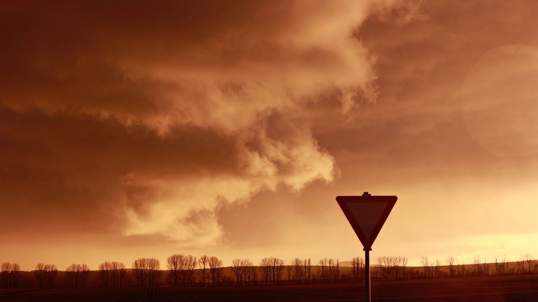 Archiv: Eine Schlechtwetterfront zieht bei tief stehender Sonne über den Harz hinweg. 