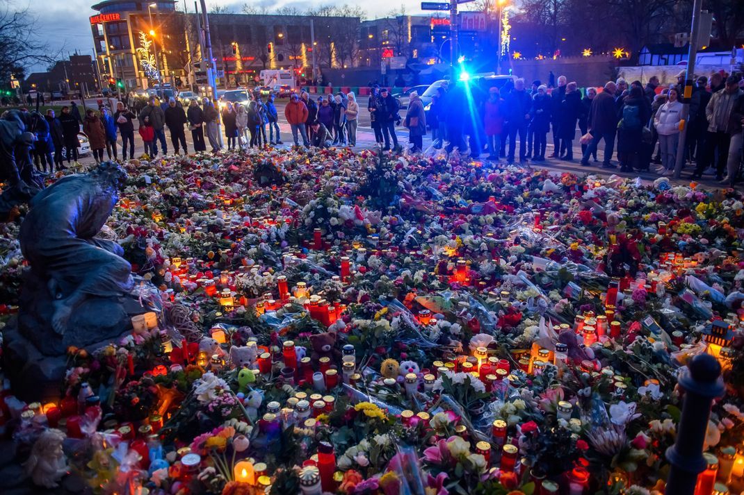 Zahlreiche Menschen gedenken der Opfer des Anschlags auf den Magdeburger Weihnachtsmarkt.