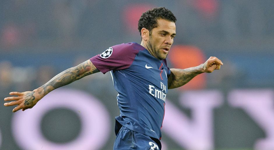 
                <strong>Rechtsverteidigung: Dani Alves (Paris Saint-Germain)</strong><br>
                Kimmich: Hier muss ich zwischen Dani Alves und mir selbst überlegen (lacht). Ich nehme Alves, weil er ein sehr offensiver Verteidiger ist.
              