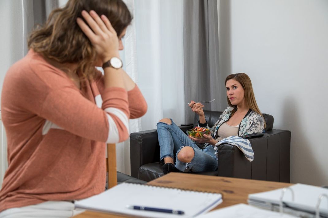 Eine einschneidende Folge einer Misophonie kann soziale Abgrenzung sein. Betroffene ziehen sich aus alltäglichen Situationen zurück, um Triggern aus dem Weg zu gehen und Angehörige oder Partner vor emotionalen Ausbrüchen zu schützen.