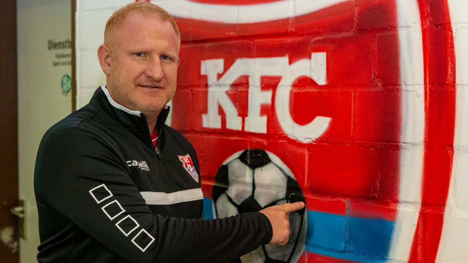 
                <strong>Heiko Vogel</strong><br>
                Nach dem 4:2-Sieg Ende April beim VfR Aalen ist der KFC zumindest mal sportlich so gut wie gerettet und kann für ein weiteres Jahr in der 3. Liga planen. Mit dem früheren Basel-Coach Heiko Vogel verpflichteten die Uerdinger kürzlich den bereits fünften Trainer in der laufenden Spielzeit. Ob es unter seiner Leitung weiterhin so chaotisch läuft oder das Projekt künftig in ruhigere Fahrwasser kommt? Wir halten Euch auf dem Laufenden. 
              