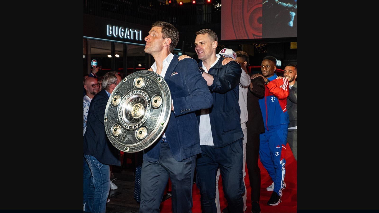 
                <strong>Müller führt die Polonaise an</strong><br>
                Thomas Müller gibt wie üblich den Anheizer. Der Ur-Bayer führt die Meister-Polonaise an.
              