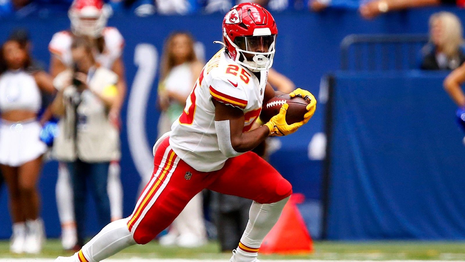 <strong>Trade-Kandidat: Clyde Edwards-Helaire (Running Back, Kansas City Chiefs)</strong><br>Der ehemalige Erstrundenpick wird von Saison zu Saison weniger eingesetzt. Inzwischen muss er sich hinter Isiah Pacheco und Jerick McKinnon einreihen. Da zudem Rookie Deneric Price an Bord ist, könnte er&nbsp; trotz der Erfahrung von 29 Spielen als Starter auf der Strecke bleiben.