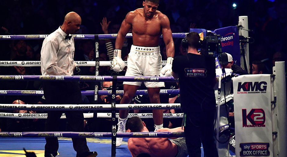 
                <strong>Joshua vs. Klitschko</strong><br>
                Nach einigen Runden, in denen sich die gezeichneten Fighter erholen, fällt in Runde elf die Entscheidung: Joshua schickt Klitschko zweimal zu Boden, zweimal steht der Altmeister wieder auf. Im anschließenden Schlaghagel nimmt der Ringrichter Klitschko dann aber aus dem Fight. Ein ganz ähnliches Bild wie oben gibt es übrigens auch von Muhammad Ali und Sonny Liston. Ob auch über den Kampf vom Samstag noch in Jahrzehnten gesprochen wird? Verdient hätte es der denkwürdige Schlagabtausch auf jeden Fall.  
              