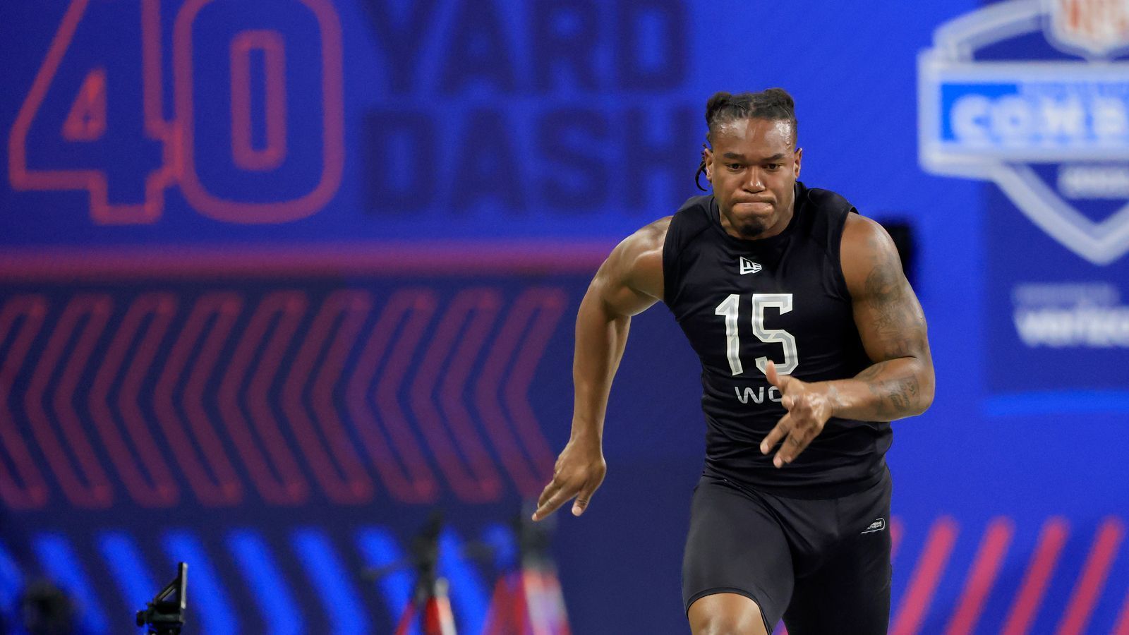 
                <strong>Wide Receiver stellen Combine-Bestwert ein</strong><br>
                Beim NFL Combine sorgen die Wide Receiver für Aufsehen. Insgesamt acht Passempfänger liefen die 40 Yards in unter 4,4 Sekunden (im Bild: Velus Jones Jr.). Das ist der beste Wert seit 2007 und eingestellter Combine-Rekord. Zunächst vermeldete die NFL sogar, dass diese Marke von neun Talenten geknackt wurde. Später wurde jedoch die Zeit von Alec Pierce (Cincinnati) von 4,33 auf 4,41 Sekunden nach oben korrigiert. ran zeigt die acht Sprinter, die die 40 Yards (ca. 36,5 Meter) in weniger als 4,4 Sekunden zurücklegten.
              