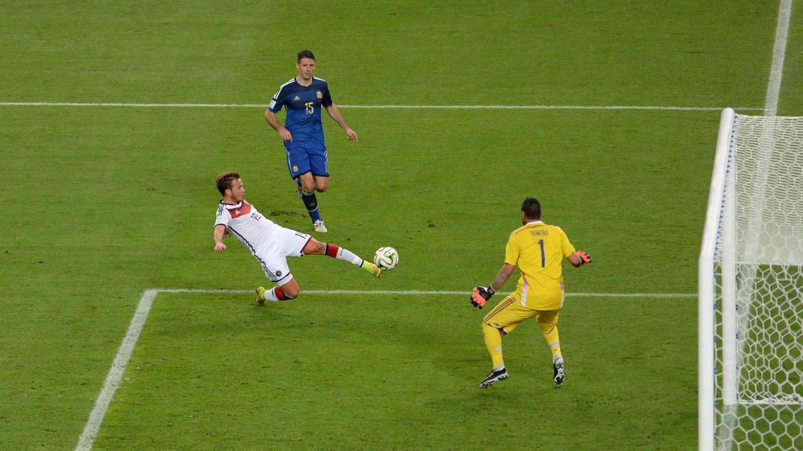 
                <strong>Das Traumtor von Mario Götze</strong><br>
                Endlich die Erlösung: In der 113. Minute gelang Mario Götze nach einer Flanke von Andre Schürrle der Siegtreffer mit dem vielleicht schönsten und technisch anspruchsvollsten Tor der WM-Final-Geschichte.
              