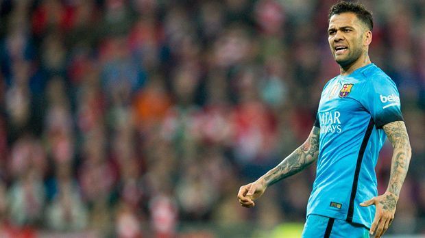 
                <strong>Dani Alves (FC Barcelona)</strong><br>
                Dani Alves (FC Barcelona): In Barcelona wurden die Liga-Verantwortlichen aus China laut "El Mundo Deportivo" in der Vergangenheit auch vorstellig, um den brasilianischen Rechtsverteidiger vor allem mit monetären Mitteln von einem Wechsel nach Asien zu überzeugen. Demzufolge versuchten die Chinesen Alves mit einem angeblichen Jahresgehalt von zwölf Millionen Euro zu überzeugen. Der Brasilianer soll das Angebot aber umgehend abgelehnt haben. Sein Vertrag in Barcelona läuft ohnehin noch bis zum Sommer 2017.
              