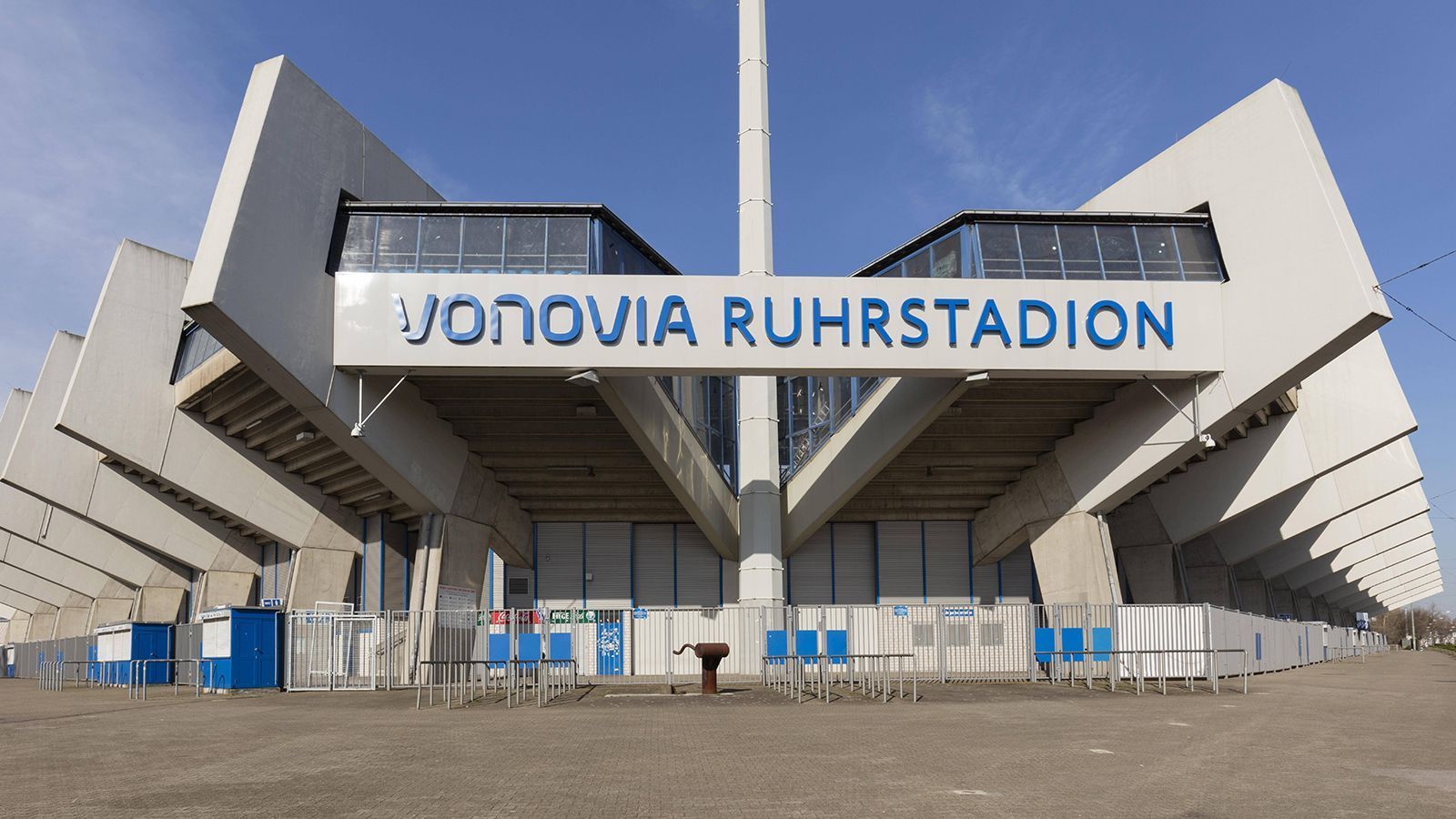 
                <strong>VfL Bochum</strong><br>
                &#x2022; Aktueller Name: Vonovia Ruhrstadion<br>&#x2022; Alter Name: Stadion an der Castroper Straße<br>&#x2022; Eröffnung des Stadions: Juli 1979<br>&#x2022; Jahr der Übernahme: 2016<br>
              