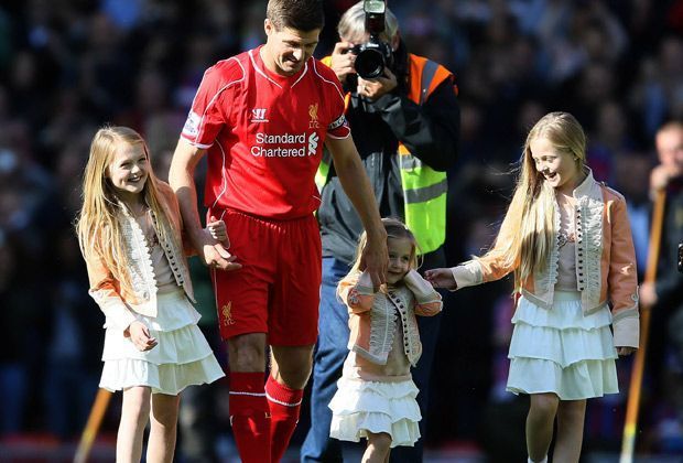 
                <strong>Steven Gerrard - Abschied vom FC Liverpool</strong><br>
                Das letzte Spiel an der Anfield Road, da darf Gerrards ganzer Stolz natürlich nicht fehlen: Seine drei Töchter laufen mit ihm gemeinsam ein...
              