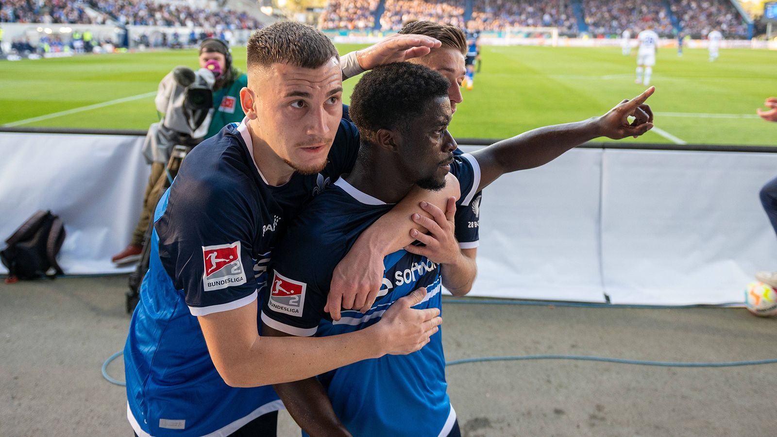 
                <strong>Aufstieg? SV Darmstadt 98 (1. Tabellenplatz, 64 Punkte)</strong><br>
                • SV Darmstadt 98 - 1. FC Magdeburg (<a href="/datenbank/fussball/2-bundesliga/ma9418208/sv-darmstadt-98_1-fc-magdeburg/liveticker" data-url-id="52122">Fr., ab 18 Uhr im Liveticker</a>)<br>Die Darmstädter führen die Tabelle der 2. Liga weiter an. Nachdem aber am vergangenen Spieltag der erste Matchball vergeben wurde, soll aus Sicht des SV nun der Aufstieg sicher gestellt werden.Der Aufstieg ist sicher, wenn Darmstadt mehr Punkte als Heidenheim und&nbsp;genauso viele Punkte wie der HSV holt
              