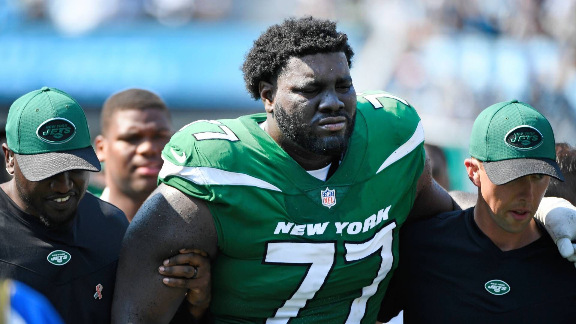 
                <strong>Mekhi Becton (New York Jets)</strong><br>
                Von einer derartigen Rolle kann Mekhi Becton bislang nur träumen. Die Saison 2022 verpasste er aufgrund einer Knieverletzung komplett, auch zuvor war der Offensive Tackle häufig angeschlagen und wenn er mal gespielt hat, konnte er nicht glänzen. Für ihn wäre ein Neustart woanders wohl die beste Lösung.ran-Prognose: Fifth Year Option wird nicht gezogen.
              