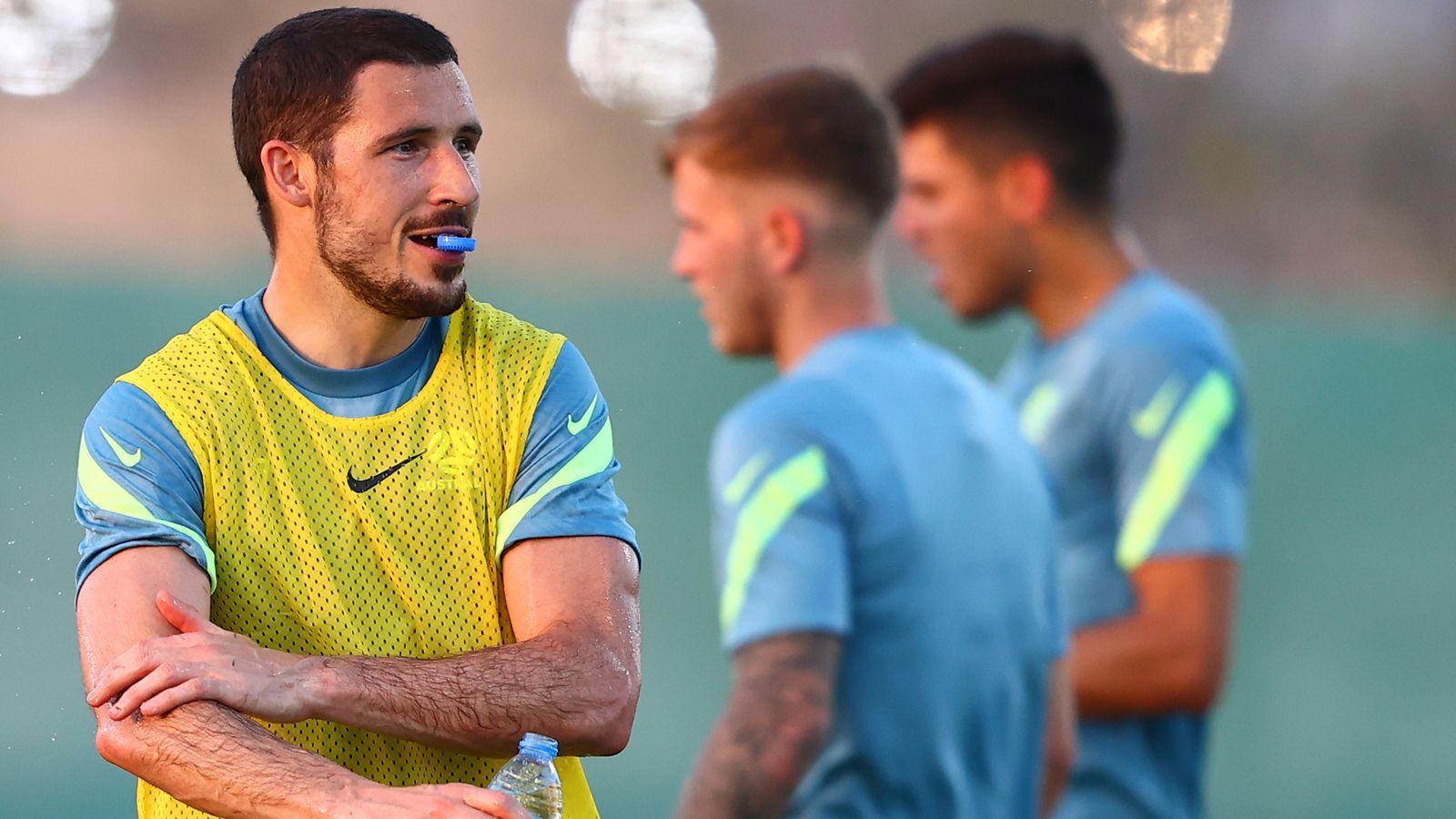 
                <strong>Mathew Leckie (Melbourne City FC/Australien)</strong><br>
                Nach zehn Jahren bei diversen Klubs in Deutschland ging es zuletzt für Offensivmann Mathew Leckie zurück in seine australische Heimat. Der 30-Jährige, der zuvor für Hertha BSC kickte, unterschrieb bis zum Sommer 2024 bei Melbourne City FC. "Der Verein baut etwas Besonderes auf und ich kann es kaum erwarten, nach Hause zu kommen", erklärte der 63-malige Nationalspieler bei seiner Präsentation in Melbourne. Leckie bringt die Erfahrung von unter anderem 139 Bundesliga-Spielen und 91 Zweitliga-Spielen mit. Bevor Leckie 2011 in die Bundesliga zu Borussia Mönchengladbach kam, kickte er in Australien für Adelaide United. 
              