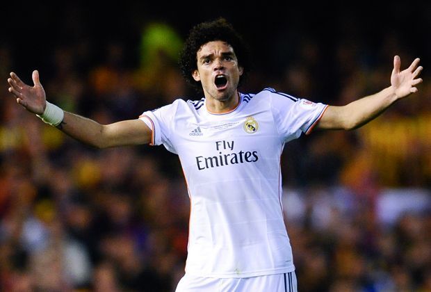 
                <strong>Real Madrid: Pepe</strong><br>
                Pepe polarisiert wie nur wenige Spieler auf der Welt. Der Portugiese reißt die Mannschaft mit seiner Energie mit, begeht aber auch öfter grenzwertige Fouls. Fällt er im Finale aus, wäre er ein herber Verlust. Das Duell entscheidet er für sich - es steht 2:2.
              