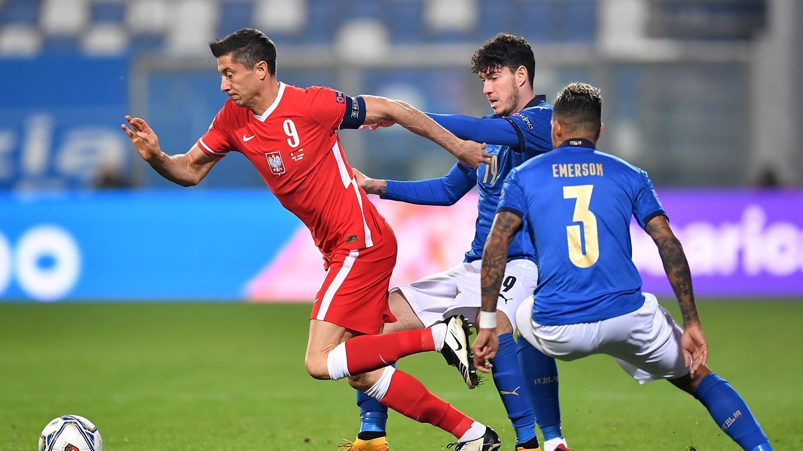 
                <strong>Zusatz-Kategorie: Internationale Titel (Nationalmannschaft)</strong><br>
                Robert Lewandowski kommt auf 118 Länderspiele und 66 Tore mit Polens Nationalteam. In der Rubrik Titel geht er leer aus. Damit kommen wir zu einem Endstand von:Müller-Lewandowski 3:2
              