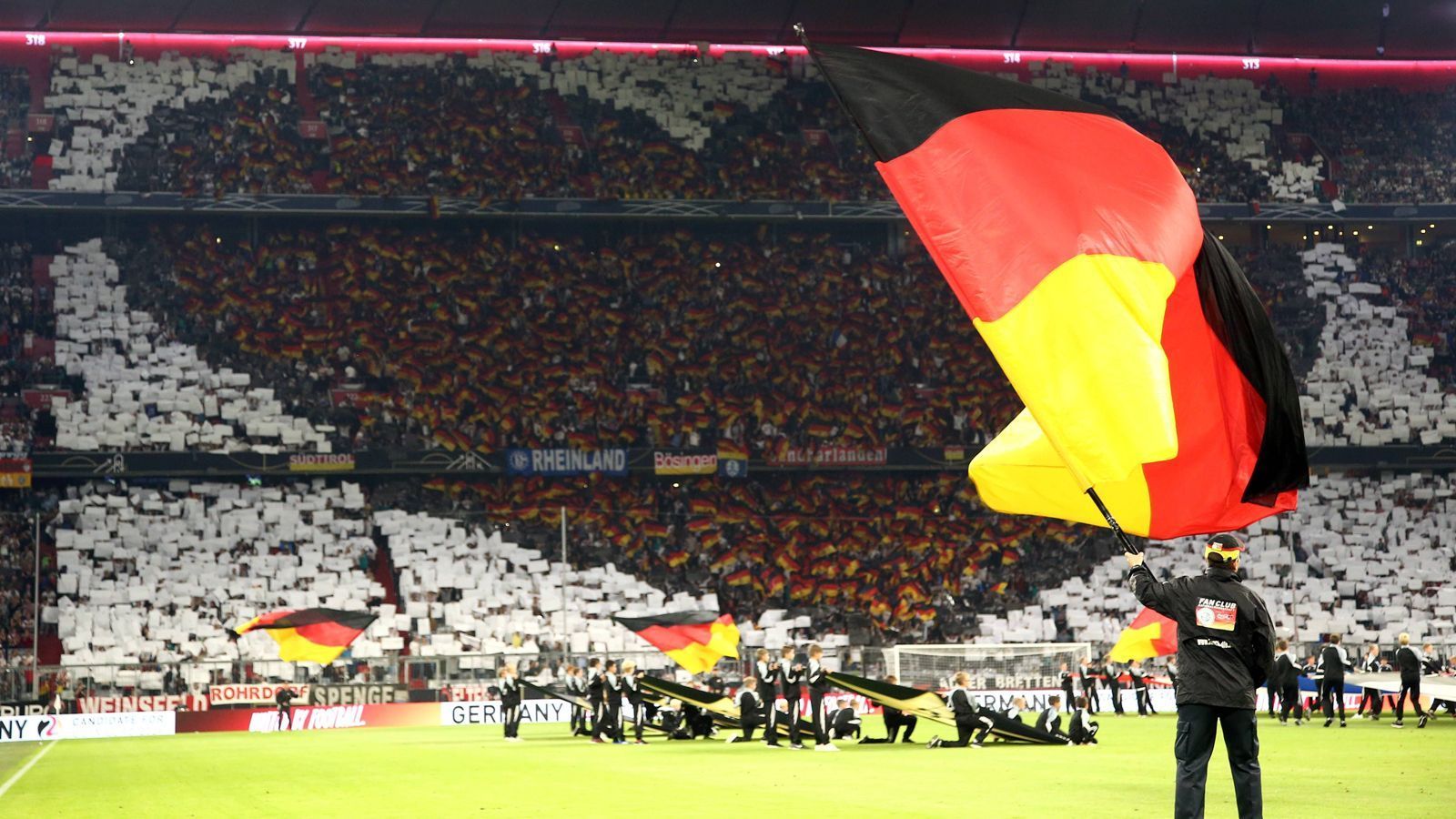 
                <strong>Die Nationalmannschaft hat noch Kredit bei den Fans</strong><br>
                Die Stimmung war sehr positiv, die Fans in München bereiteten der deutschen Mannschaft einen tollen Empfang mit einer grandiosen Choreographie. Die Unterstützung war da, auch nach der eher dürftigen ersten Halbzeit gab es keine Pfiffe. Die Mannschaft war auch sichtbar um Wiedergutmachung für die miserable WM bemüht und ging ganz anders zu Werke als bei vielen lustlosen Testspielauftritten in der Vergangenheit.
              