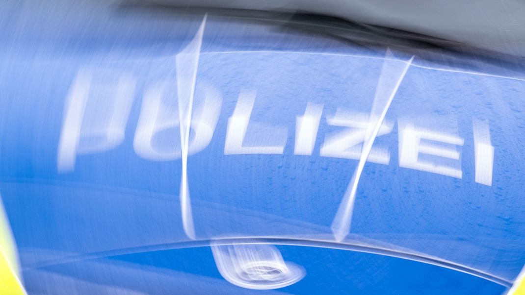 Ein Autofahrer entfernte sich von einem Unfallort in Hessen. Die Polizei hofft auf Hinweise. (Symbolbild)