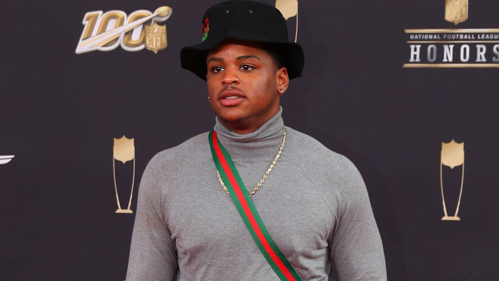 
                <strong>Devin Bush (Pittsburgh Steelers)</strong><br>
                Ein Kreuzbandriss macht weitere Einsätze von Devin Bush für die Pittsburgh Steelers in dieser Saison unmöglich. Das berichtet NFL-Reporterin Aditi Kinkhabwala. Die schwere Verletzung zog sich der Linebacker Ende der ersten Hälfte des Spiels gegen Division-Rivale Cleveland Browns (38:7) ohne Gegner-Einwirkung zu. Mithilfe zweier Staff-Mitglieder war der First Rounder des Draft 2019 anschließend vom Platz gehumpelt und nicht mehr zurückgekehrt, Head Coch Mike Tomlin hatte schon direkt nach dem Spiel von Week 6 von einer "ernsthaften Knieverletzung" gesprochen. Bis zu diesem Rückschlag hatte Bush seit seinem Einstieg in die NFL kein Spiel für die Steelers verpasst. Er sammelte in seinen ersten 20 Einsätzen 130 Tackles, 1,5 Sacks, vier Fumble Recoveries und zwei Interceptions.
              