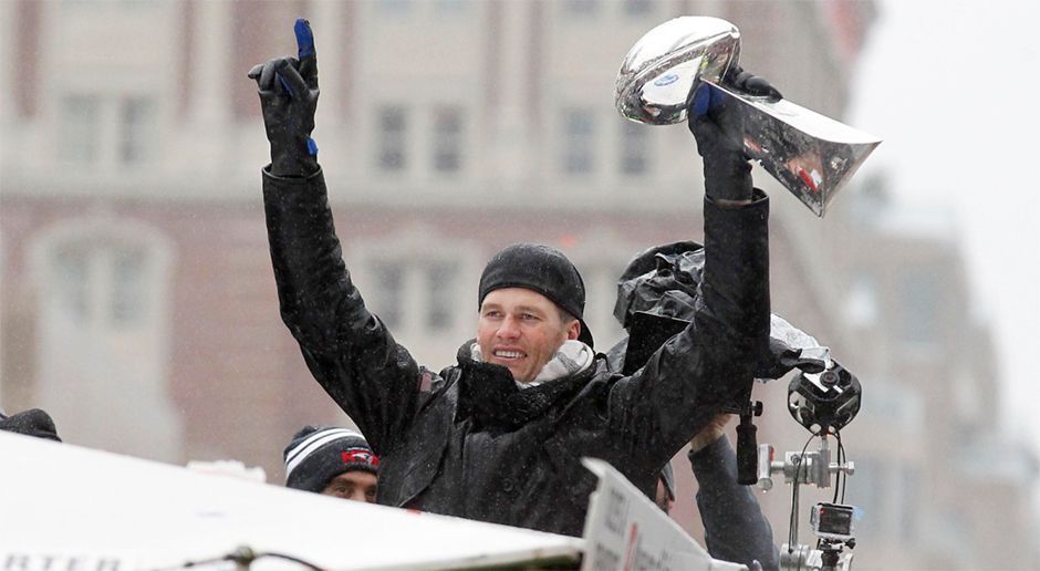 
                <strong>New England Patriots Super-Bowl-Parade</strong><br>
                Da ist das Ding. Tom Brady reckt die Vince Lombardi Trophy in die Höhe und lässt sich von den Fans feiern.
              