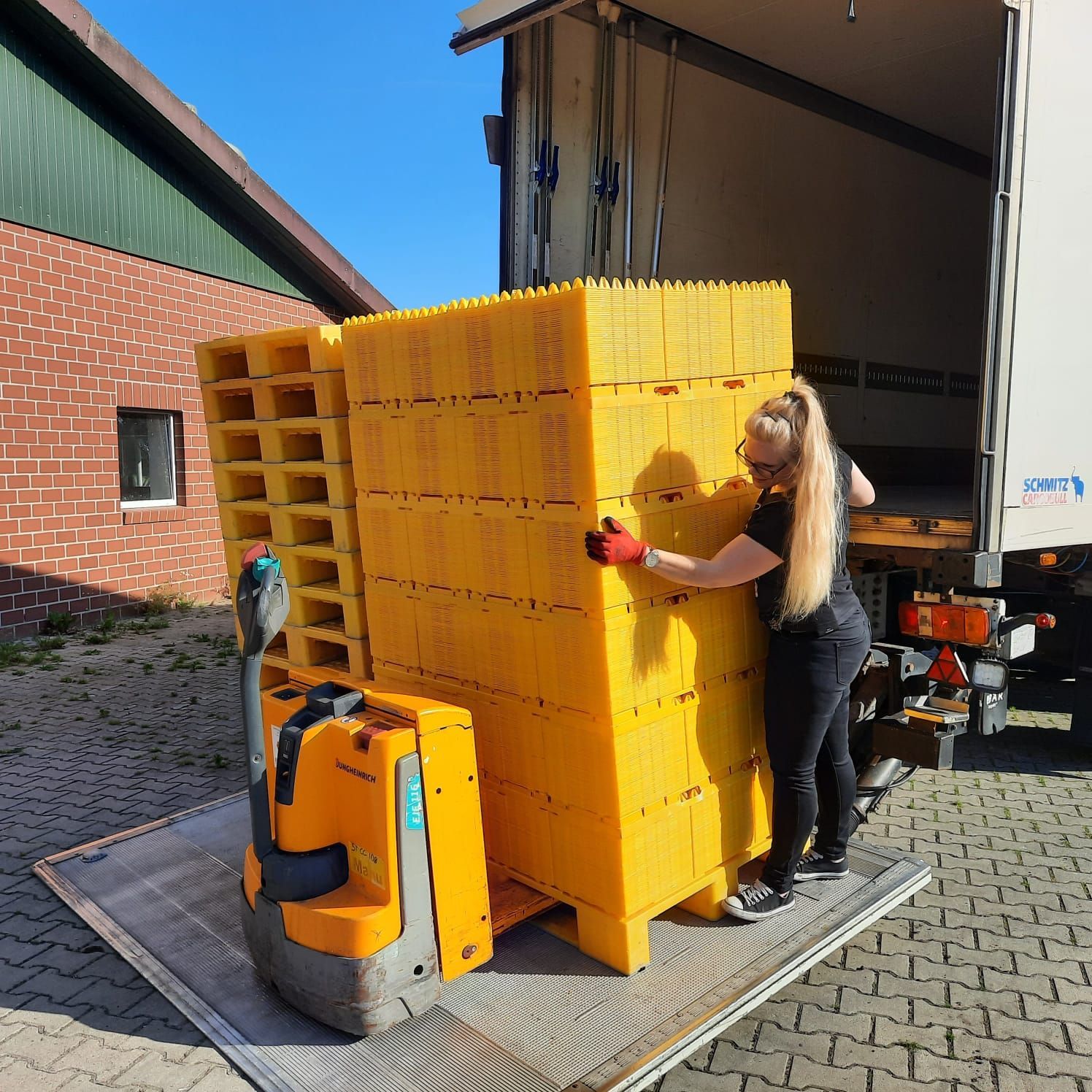 Das Verladen schwerer Ware ist für "Trucker Babe" Manu keine Herausforderung.