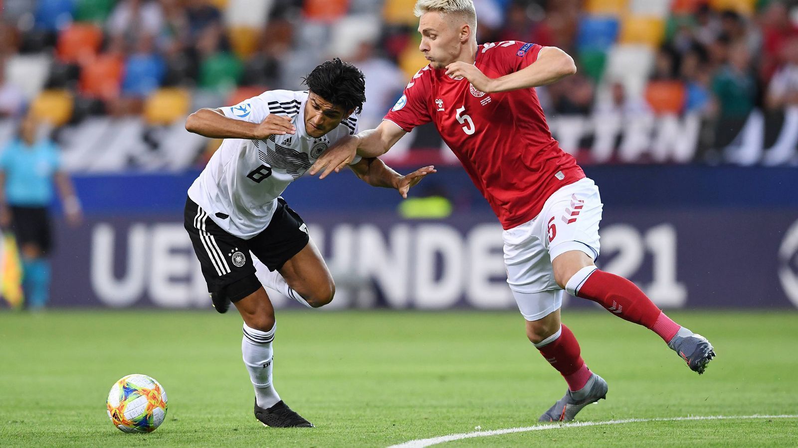 
                <strong>Mahmoud Dahoud</strong><br>
                Ist der Dortmunder am Ball, erhöht sich schnell das Tempo. Dahoud gefällt als einer der wenigen von Anfang an und gibt auch den ersten Warnschuss ab. Leider wirkt er manchmal zu verspielt. Nach knapp 80 Minuten ist Schluss. ran-Note: 2
              