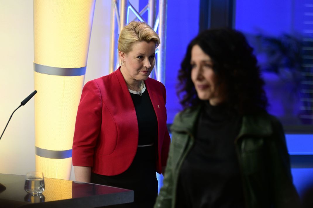 Die Spitzenkandidatin der SPD, die Regierende Bürgermeisterin Franziska Giffey, und Grüne-Spitzenkandidatin Bettina Jarasch, stehen im ZDF-Studio im Abgeordnetenhaus.