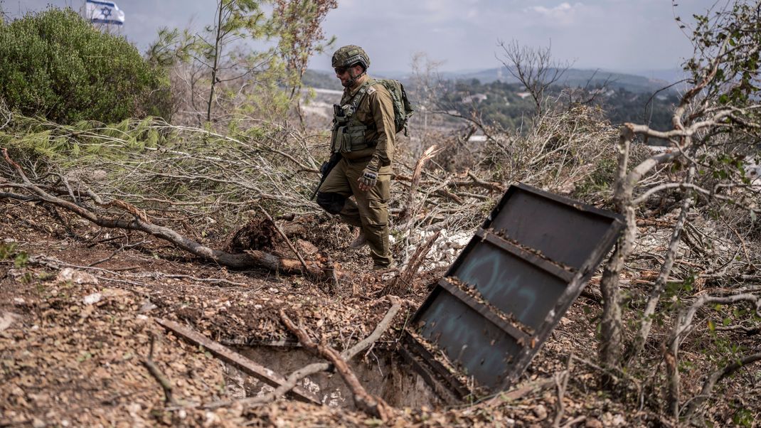 Ein israelischer Soldat geht an einem Tunneleingang im südlibanesischen Dorf Naqoura an der Grenze zu Israel vorbei.