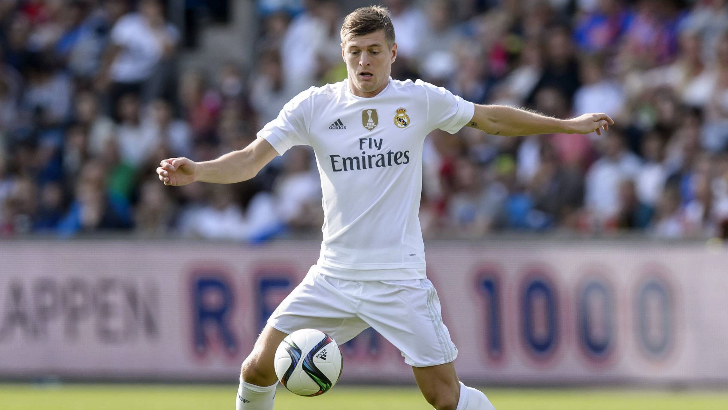 
                <strong>Halbrechter defensiver Mittelfeldspieler: Toni Kroos</strong><br>
                Auch Toni Kroos hat seinen Platz im Team der Fans sicher. Als Ballverteiler agiert er halbrechts vor der Abwehr. In seiner ersten Saison in Madrid hatte er nur vier Pflichtspiele verpasst.
              