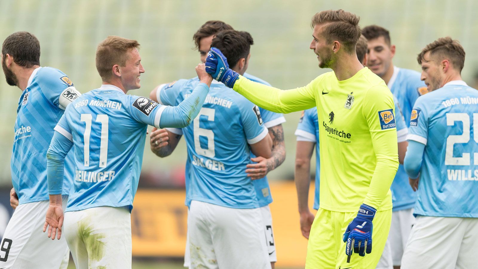 
                <strong>4. Platz: TSV 1860 München (57 Punkte)</strong><br>
                Trotz der schlechteren Ausgangslage im Vergleich zu den anderen Aufstiegskandidaten gibt es doch Argumente, die für einen Aufstieg sprechen. Das Restprogramm erscheint machbar, die Leistungskurve zeig mit sechs Spielen ohne Niederlage steil nach oben und die kommenden Gegner tummeln sich allesamt im Niemandsland der Tabelle oder stecken im Abstiegskampf. Und am 38. Spieltag wartet noch das Topspiel gegen den aktuellen Tabellendritten aus Ingolstadt auf den Klub, im Hinspiel triumphierten die Münchner mit 1:0. Torschütze damals: Sascha Mölders, der möglicherweise größte Trumpf im Kampf um die zweite Liga.
              