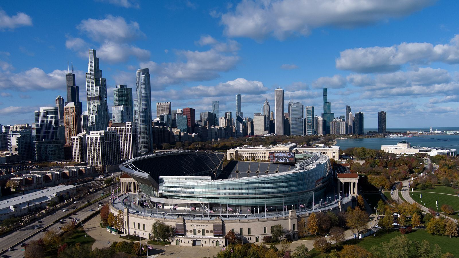 
                <strong>Soldier Field seit 50 Jahren Heimat der Bears</strong><br>
                Das Soldier Field blickt auf eine lange Geschichte zurück: 1924 wurde das Stadion im Chicago Park District eröffnet. Nach zwei Renovierungen in den 1970er Jahren wurde es von 2001 bis 2003 noch einmal komplett umgebaut. 61.500 Zuschauer passen aktuell in das Stadion, das seit 50 Jahren die Heimat der Bears ist.
              