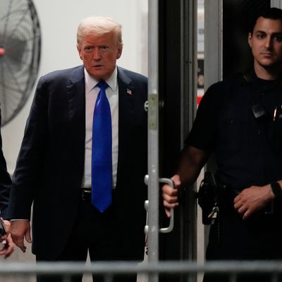 30. Mai 2024, USA, New York: Der ehemalige US-Präsident Donald Trump auf dem Weg in den Gerichtssaal des Manhattan Criminal Court 