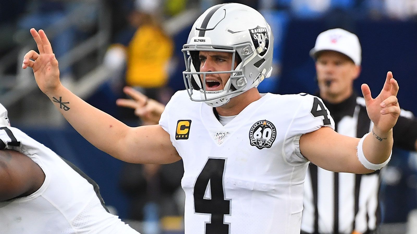 
                <strong>Derek Carr (Las Vegas Raiders)</strong><br>
                Bei Jon Gruden darf sich niemand sicher sein. Und so könnte auch Derek Carr ein Opfer der Umbaumaßnahmen des umtriebigen Head Coaches bei den Las Vegas Raiders werden. Der hat sich immerhin die Dienste von Marcus Mariota gesichert. Das Team verfügt zudem über den zwölften Draft Pick und könnte sich damit einen der vielversprechenden Quarterbacks sichern. Carr stagnierte zuletzt, führte die Franchise in sechs Jahren nur einmal in die Playoffs. Durchaus möglich also, dass der dreimalige Pro Bowler nicht von Oakland nach "Sin City", sondern nach Foxborough umzieht. Für die Patriots dürfte er ein interessanter Kandidat sein, der mehr als nur einen Gedanken wert ist.
              