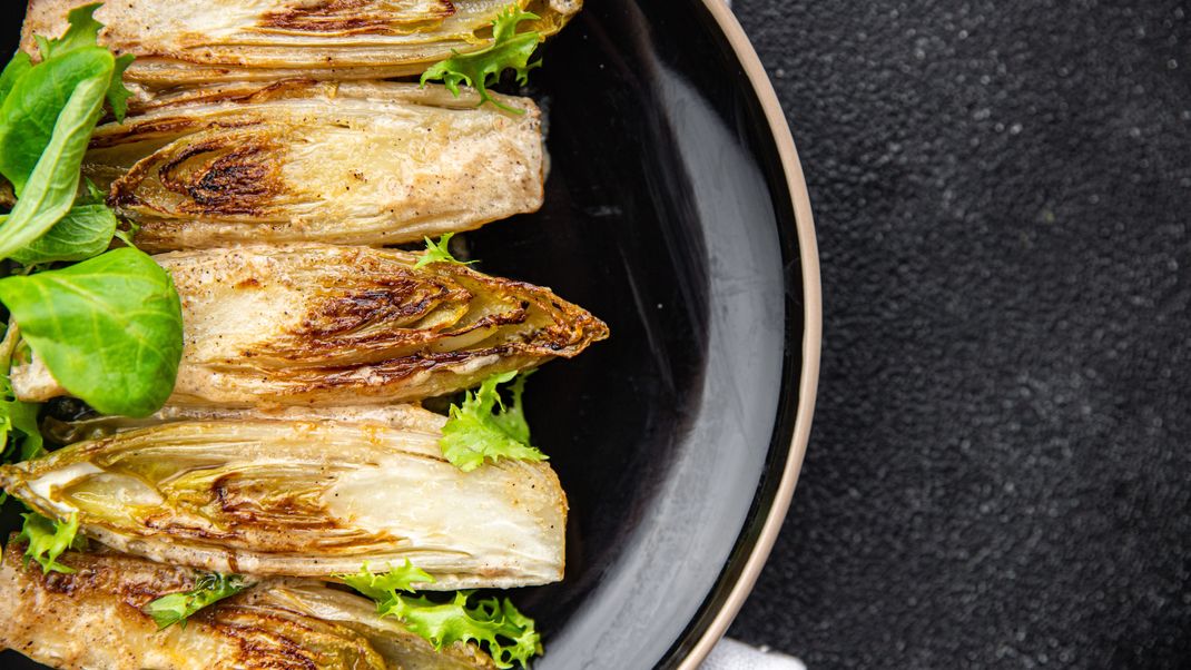 Auch Salat bekommt schöne Aromen, wenn du ihn auf den Grill legst.