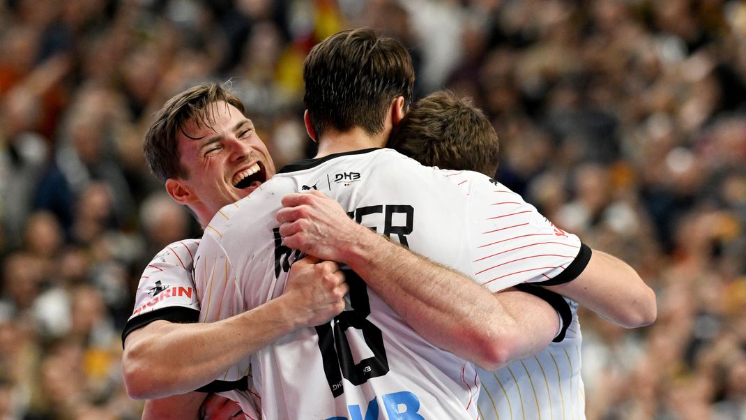 Freudenjubel in Köln: Die deutschen Handballer besiegen Ungarn und bereiten sich auf das Spiel gegen Kroatien vor.