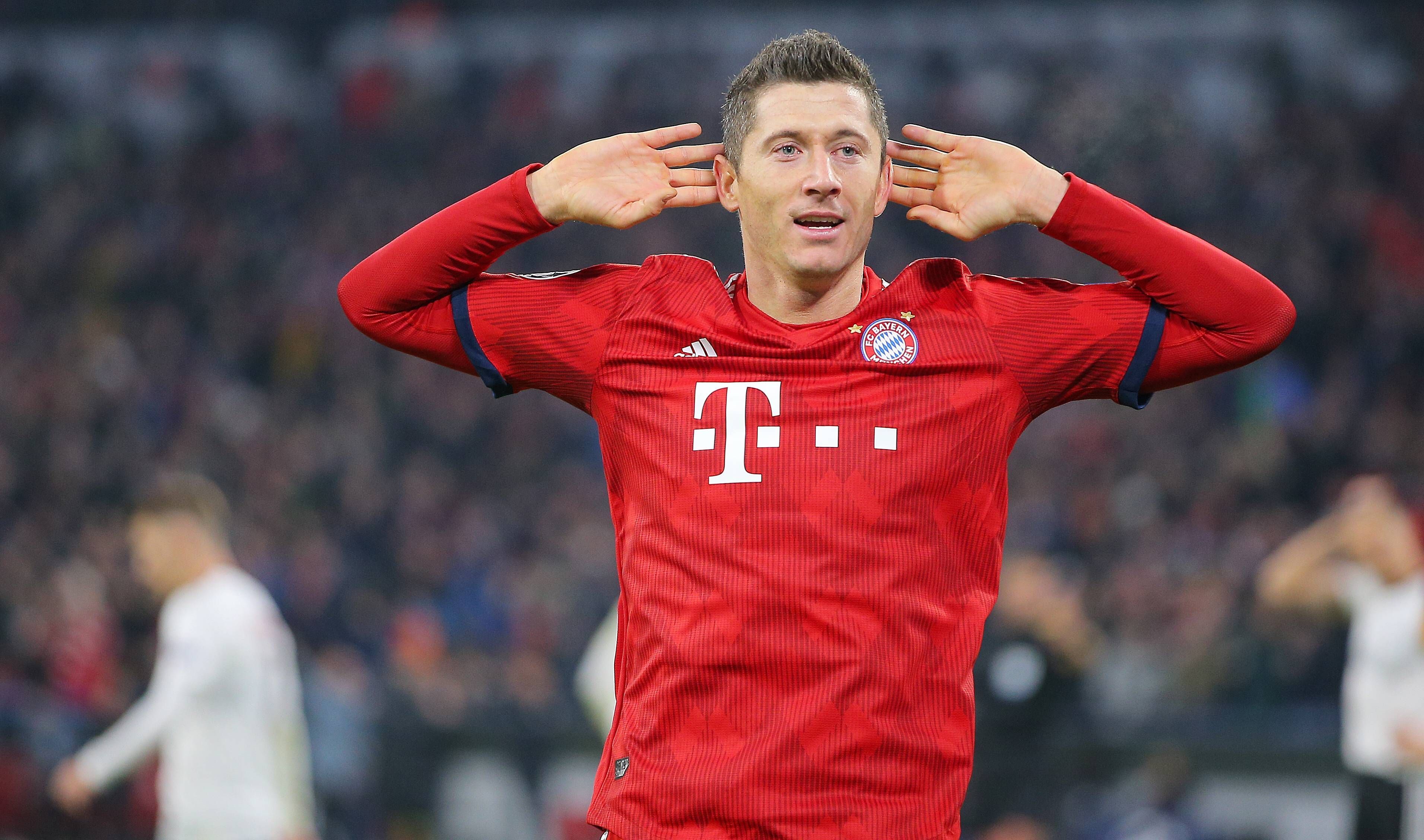 
                <strong>Robert Lewandowski</strong><br>
                Der Pole ist nach Robbens zweitem Tor sauer, weil der nicht abspielt. Mit Wut im Bauch trifft er wenig später per Kopf zum 3:0. Ein Tor des Willens. Und sein 50. in der Champions League. Das 51. legt er kurz nach der Pause nach. Wieder per Kopf, wieder nach einer Ecke. ran-Note: 1
              