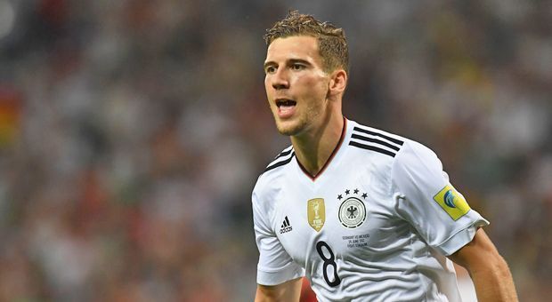 
                <strong>Leon Goretzka (Deutschland)</strong><br>
                Julian Draxler wurde von der FIFA als bester Spieler des Turniers ausgezeichnet. Wir finden: Auch Leon Goretzka hätte den Goldenen Ball verdient gehabt. Starke Leistung gegen Australien, eher unauffällig gegen Chile, ohne Einsatz gegen Kamerun. Doch in der K.o.-Phase der entscheidende Mann. Mit dem schnellsten Doppelpack in der deutschen Länderspielgeschichte schießt er die DFB-Elf gegen Mexiko früh auf Finalkurs. Im Endspiel ist der Schalker Initiator der meisten gefährlichen Konter. Wie der 22-Jährige den Ball mit langen Schritten durchs Mittelfeld treibt - eine Augenweide. An Goretzka wird Fußballdeutschland noch eine Menge Freude haben.
              