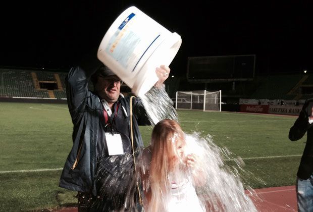 
                <strong>Andrea Kaiser und die Ice Bucket Challenge</strong><br>
                Andrea Kaiser wird von Felix Sturm für die "Ice Bucket Challenge nominiert". Nach der Europa-League-Partie zwischen Borussia Mönchengladbach und dem FK Sarajevo nimmt sie die Herausforderung an - auch wenn sie zugibt, dass sie kaltes Wasser absolut hasst. 
              