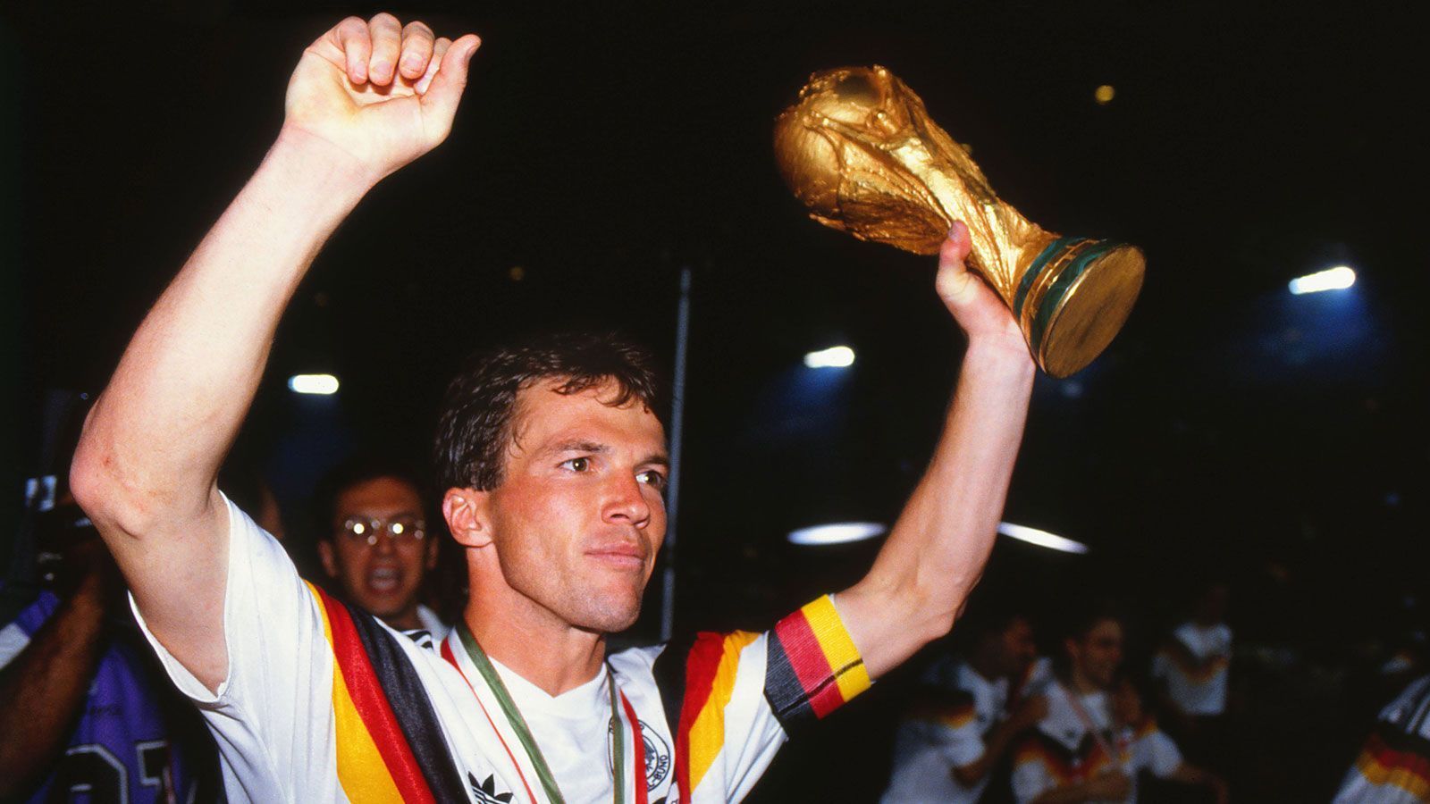 
                <strong>Lothar Matthäus</strong><br>
                Anführer der WM-Helden von 1990 ist Kapitän Lothar Matthäus. Sein schneller Antritt, präziser Schuss und vor allem die Führungsqualitäten sind essentiell für Deutschlands Erfolg in Italien. Deutschlands Rekordnationalspieler (150 Einsätze) hat auch die meisten WM-Spiele aller Zeiten (25). 1991 Weltfußballer des Jahres.
              