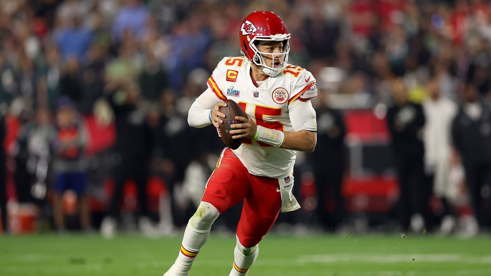 <strong>Kansas City Chiefs: Stärken (Offensive)</strong><br>
                Die Chiefs belegten in der abgelaufenen Saison in wichtigen Kategorien wie Punkte pro Spiel, EPA (eine Metrik, die den Mehrwert jedes Spielzuges analysiert) und Yards pro Spielzug den ersten Platz in der gesamten Liga.