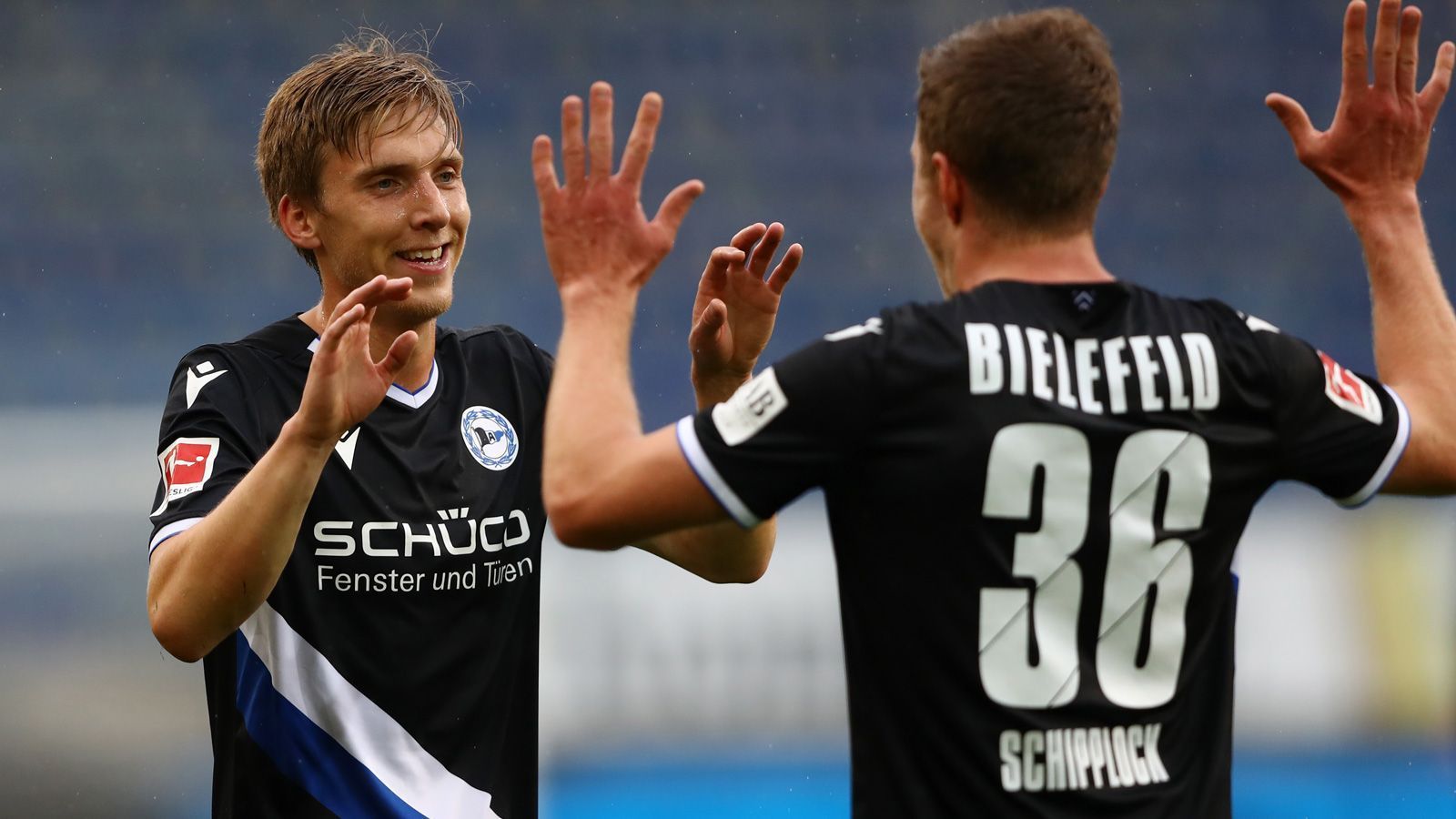 
                <strong>Bielefelds Edmundsson erster Torschütze von den Färöer Inseln</strong><br>
                Bielefelds Joan Simun Edmundsson hat am Samstag gleich doppelt Bundesliga-Geschichte geschrieben. Arminia-Trainer Uwe Neuhaus machte den 29-Jährigen am Samstag mit der Einwechslung gegen Köln zum ersten Bundesliga-Spieler der Färöer Inseln. Und Edmundsson dankte es mit dem Siegtreffer, somit ist er auch der erste und gleichzeitig der Bundesliga-Rekordschütze der Färöer.
              