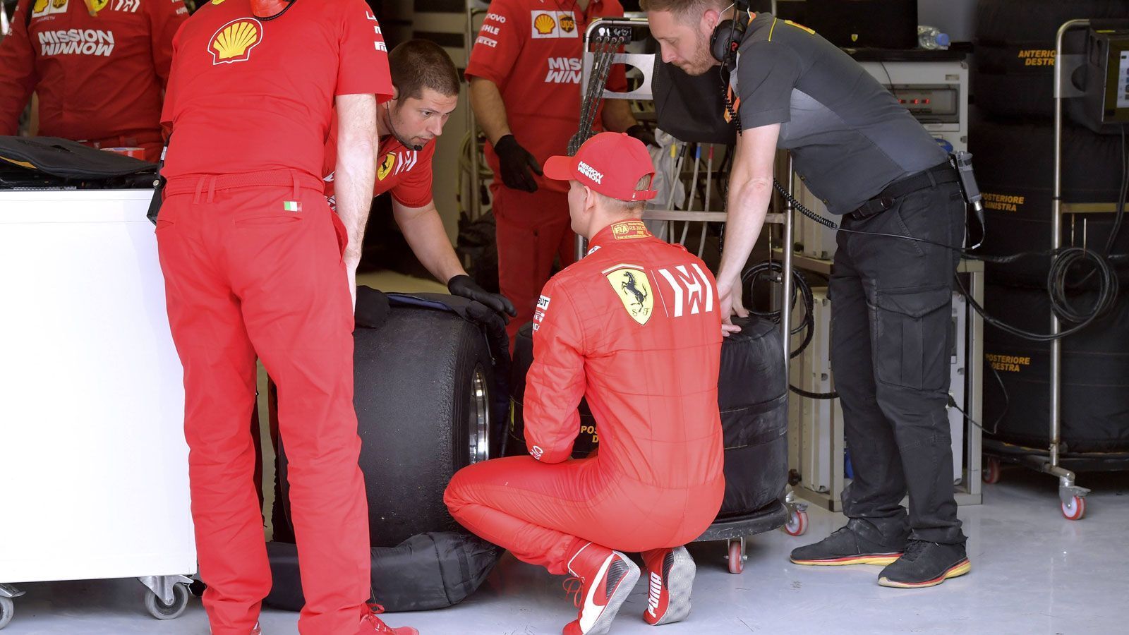 
                <strong>Mick Schumachers F1-Test im Ferrari</strong><br>
                Am Vormittag konnte Mick nur 33 Runden zurücklegen - völlig überraschend stoppte der Regen die Testfahrten. Eine nasse Piste in der Wüste beim Schumacher-Debüt. Irgendwie passend, war doch Vater Michael als "Regengott" der Formel 1 bekannt. Schumi jr. nutzte die Zeit für Reifenkunde - ein wichtiges Thema, auch für seine F2-Saison.
              