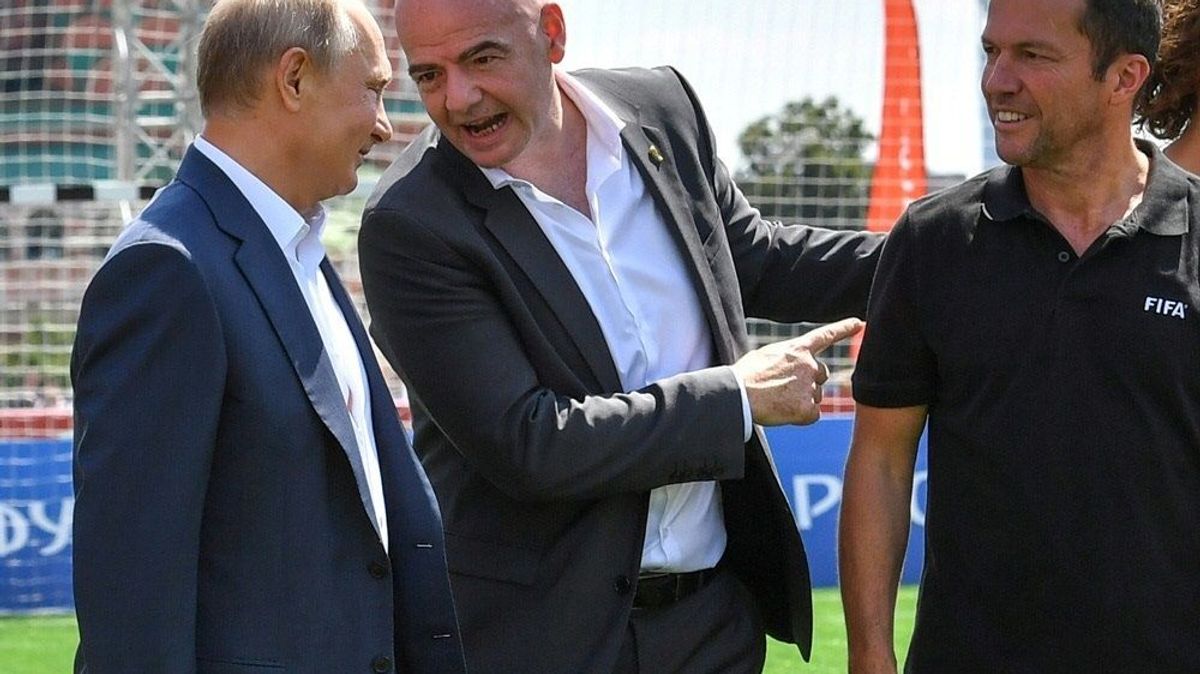 Matthäus (re.) im Gespräch mit Putin (li.) und Infantino
