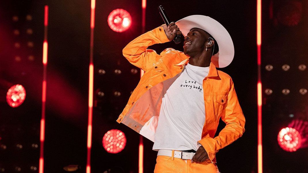 Fernab von definierten Geschlechter-Rollen und Beauty-Standards - der Megastar Lil Nas X polarisiert in den sozialen Netzwerken und seinen Musikvideos.