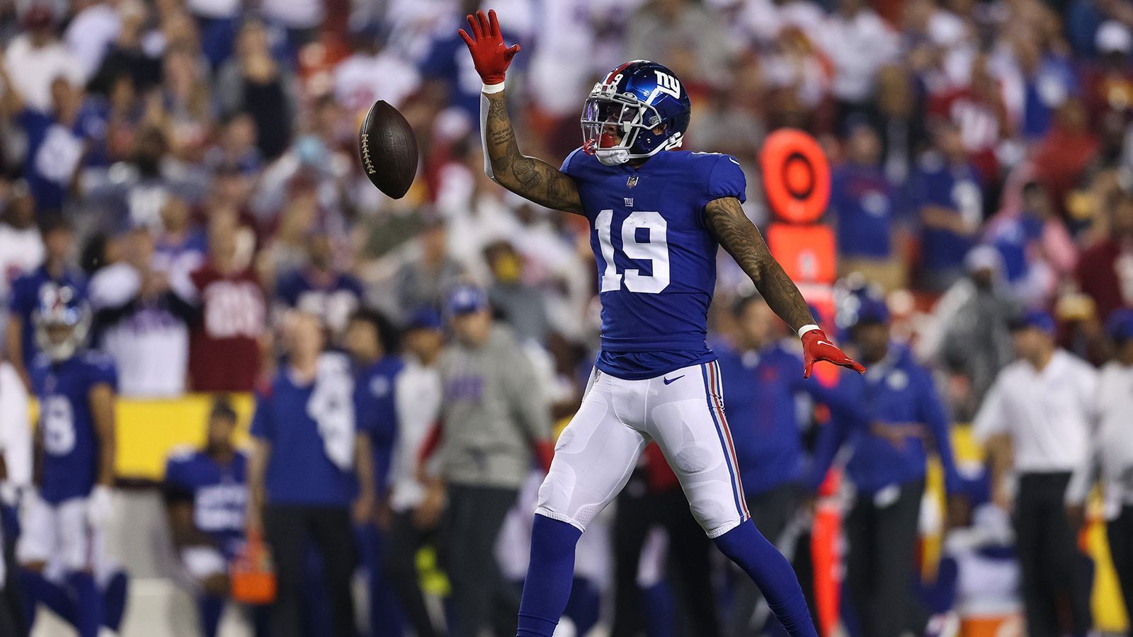 
                <strong>Kenny Golladay (WR, New York Giants)</strong><br>
                Findet das 72-Millionen-Missverständnis zwischen den New York Giants und Wide Receiver Kenny Golladay ein vorzeitiges Ende? Der 28-Jährige konnte sich unter dem neuen Trainerstab um Head Coach Brian Daboll nicht durchsetzen und kämpft außerdem seit einiger Zeit mit Verletzungsproblemen. Allerdings dürfte Golladay in der aktuellen sportlichen Verfassung und mit dem hoch dotierten Vertrag nur wenig Interesse wecken. 
              