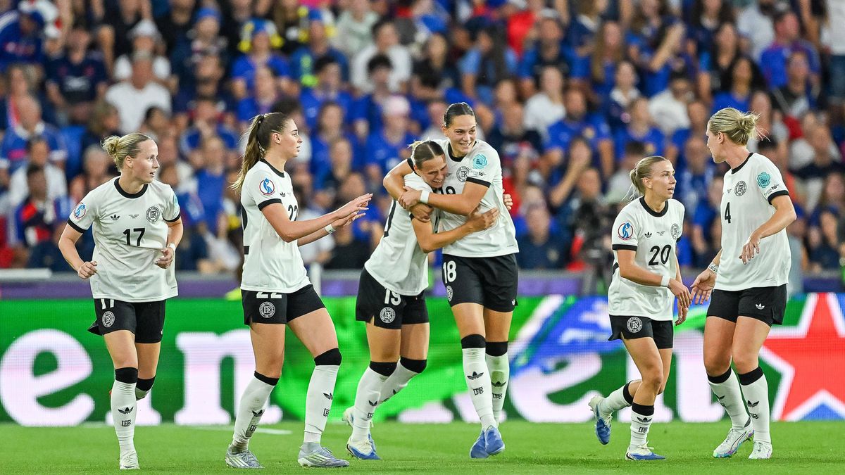 Jubel zum Tor zum 1:1 durch Sjoeke Nuesken (Deutschland, 09), es freuen sich Franziska Kett (Deutschland, 17), Jule Brand (Deutschland, 22), Klara Buehl (Deutschland, 19), Giovanna Hoffmann (Deutsc...