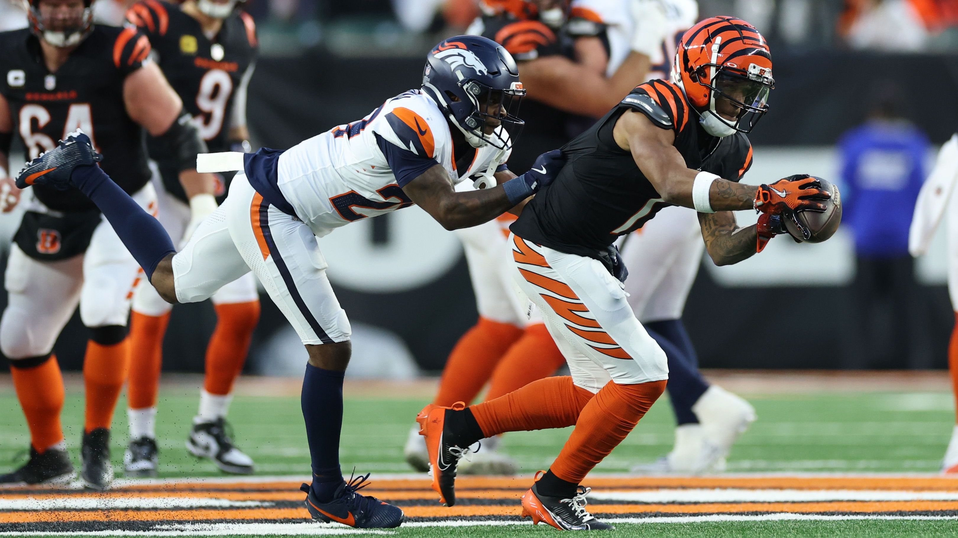 <strong>NFL-Umfrage: Die besten Wide Receiver 2025</strong><br><em>Erneut hat "ESPN" die Trainer, Scouts und führenden Verantwortlichen der NFL-Teams um ihre Meinung gebeten: Wer sind die aktuell besten Wide Receiver der Liga? Bereits zum sechsten Mal führte das Sportmedium die Umfrage durch.</em>