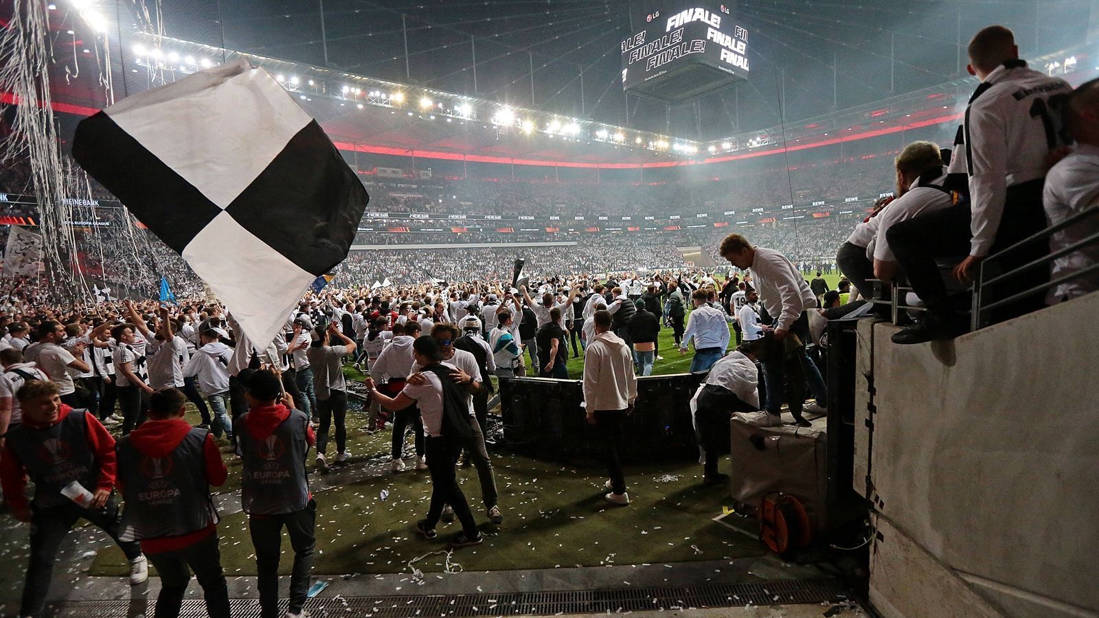 
                <strong>Platzsturm in Frankfurt: SGE-Fans gehen nach Finaleinzug gegen West Ham United steil</strong><br>
                
              