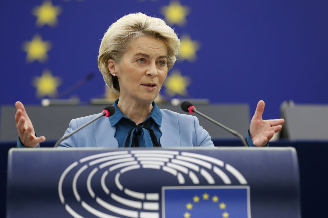 Die deutsche CDU-Politikerin Ursula von der Leyen steht seit November 2019 an der Spitze der Europäischen Kommission. Sie ist die erste Frau in diesem Amt. 