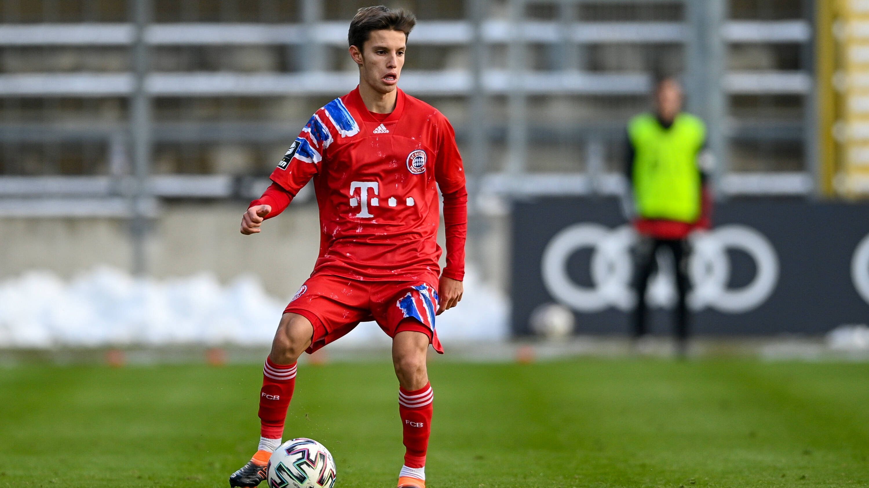 
                <strong>Tiago Dantas</strong><br>
                Der 20-jährige Portugiese war ein absoluter Wunschspieler von Trainer Hansi Flick. Im Oktober 2020 kam er per Leihe von Benfica Lissabon. Doch sein Durchbruch bleibt noch aus. Bis dato absolvierte er sieben Spiele für die zweite Mannschaft der Bayern in der 3. Liga. Eine Torbeteiligung gelang dem zentralen Mittelfeldspieler dabei nicht. Die Münchner besitzen eine Kaufoption in Höhe von 7,5 Millionen Euro. Laut "Sport1" sollen sich die Bayern-Bosse aber bereits dazu entschieden haben, diese verstreichen zu lassen. Bei Benfica Lissabon besitzt der hochveranlagte Portugiese eine Ausstiegsklausel in Höhe von 88 Millionen Euro.
              