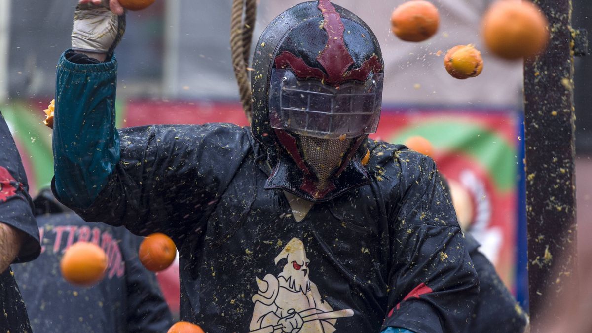Deckung! Im italienischen Ivrea fliegen zum Karneval Orangen statt Kamelle durch die Luft.